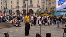 Street singer at Piccadilly Circus 🎤🇬🇧Right under the lights, pure raw talent.London turns into a stage ✨
