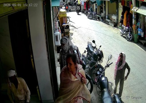 दुकान पर खरीदारी करने पहुंची महिला का गहनों से भरा पर्स चोरी