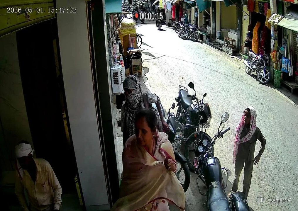 दुकान पर खरीदारी करने पहुंची महिला का गहनों से भरा पर्स चोरी