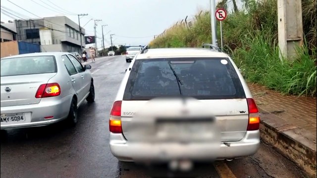 Escort é atingido na traseira enquanto motorista ajudava vítima de acidente na Rua Souza Naves