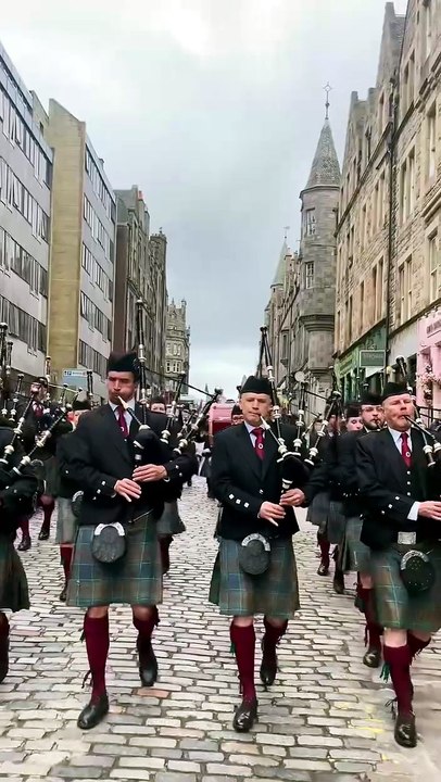 May Day celebration 🎉 in Edinburgh with a lovely procession from Stockbridge Pipe Band.