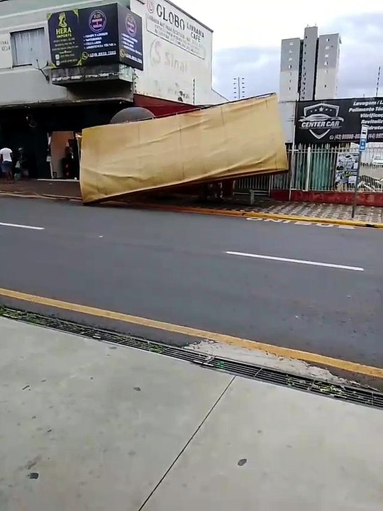 Toldo cai sobre ponto de ônibus durante ventania no centro de Apucarana