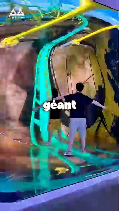 Il crée un ECRAN géant où l'on peut entrer.