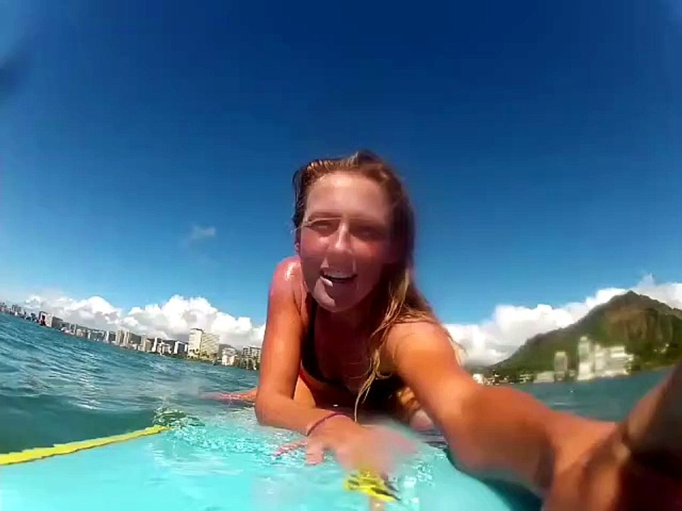 Colleen Wilcox Surfando (Com Música)