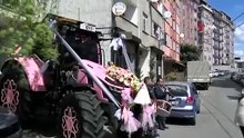 Gelin almaya pembe traktörle gitti! Sosyal medyada gündem oldu