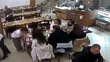 Nefes borusu tıkanan küçük kızı restoran çalışanı Heimlich manevrası kurtardı