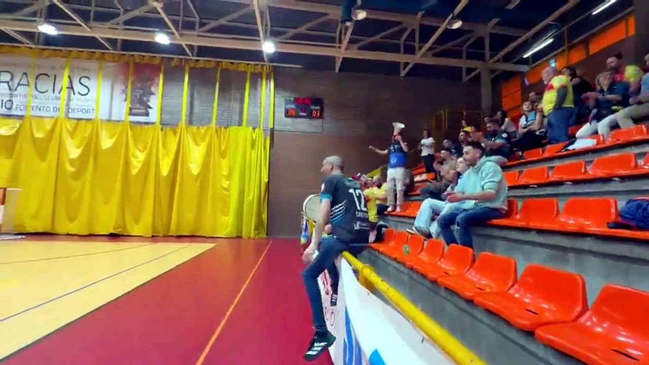 Afición del Cobisa FS celebrando la permanencia en Alcorcón