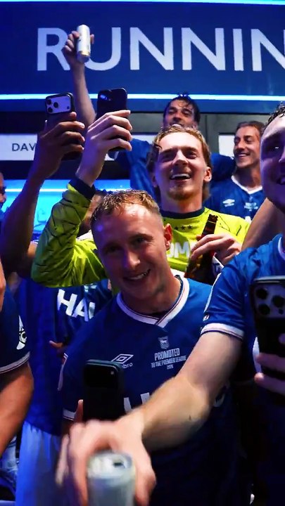 L'Ipswich torna in Premier League: Ed Sheeran festeggia con la squadra