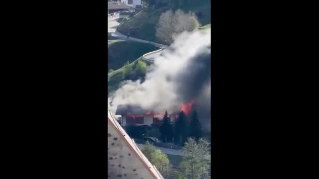 Incendio in un fienile vicino al lago di Resia, domato dai vigili del fuoco
