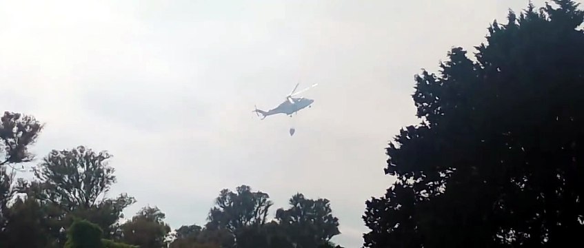 Siracusa, elicottero in azione per spegnere l'incendio all'Arenella