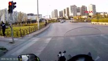 Ümraniye'de yaya geçidinden kırmızı ışıkta geçen bisikletliye otomobil çarptı; kaza kamerada