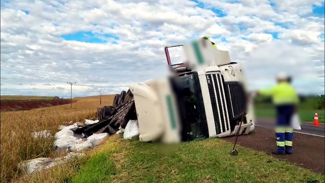 Carreta carregada com pedrisco tomba na BR-277 em Cascavel