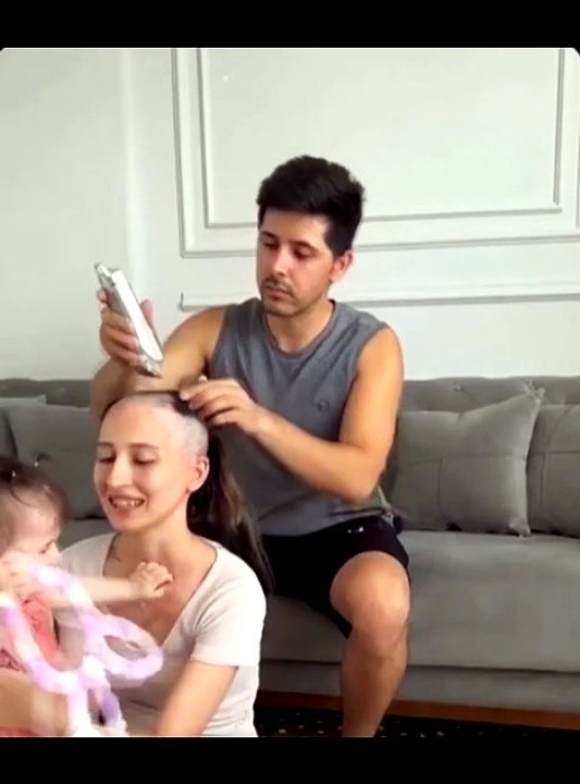 Un esposo le afeita la cabeza a su esposa durante su tratamiento contra el cáncer, y lo que ocurre después es realmente conmovedor ❤️