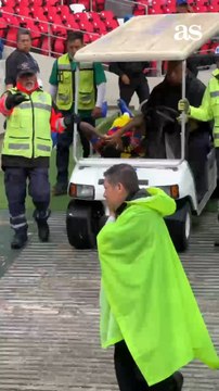 Con lágrimas en los ojos y en ambulancia sale Cristian Borja