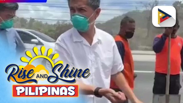 DPWH, agad na kumilos upang masiguro ang maayos at ligtas na biyahe ng mga motorista sa mga kalsadang nabalot ng ashfall sa Albay | ulat ni Bernard Ferrer