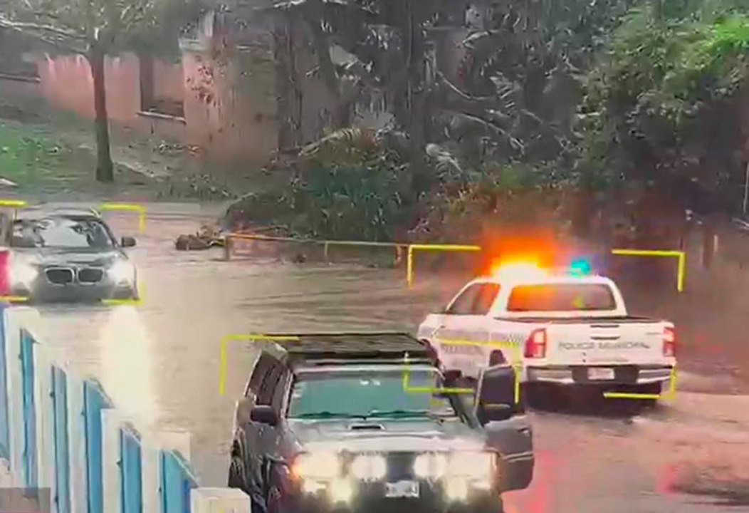 Dos personas quedan atrapadas dentro de un carro por fuerte crecida en Santa Ana