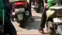 Viral Pria Nemplok di Kap Mobil Mewah di Jalanan Jakbar, Teriak Minta Tolong