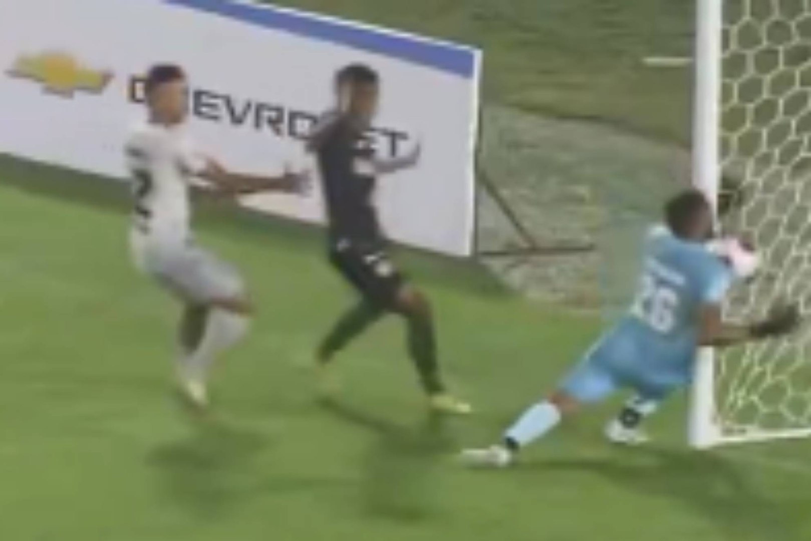 El portero mete el balón en su portería y un compañero le acusa: "¡Es un amañador!