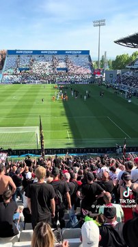 La curva rossonera, tifo e cori: poi i fischi e la squadra rientra in spogliatoio