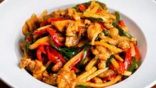 Chinjao Rosu With Tender Beef And Peppers