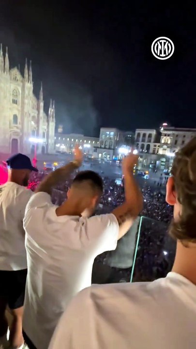 Marea nerazzurra in Duomo! Tifosi cantano per lo Scudetto dell'Inter