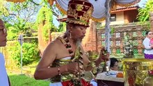 Ida Pedanda adalah gelar kehormatan bagi pendeta atau pemuka agama Hindu di Bali yang berasal dari golongan brahmana yang telah melalui proses upacara penyucian diri yang sangat sakral, yang disebut dengan Diksa.  #IdaPedanda #Sulinggih #PemukaAgamaHindu