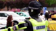 China: robôs humanoides orientam trânsito
