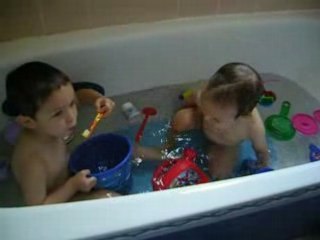Les loustics dans le bain !