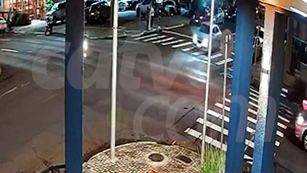 Câmera flagra momento motociclista que avança sinal e bate em Cascavel