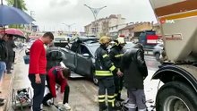 İki tırın arasında sıkışan otomobil kağıt gibi ezildi!
