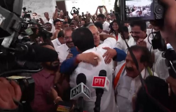 K C Venugopal Hugs Shashi Tharoor as UDF Crosses Majority in Keralam