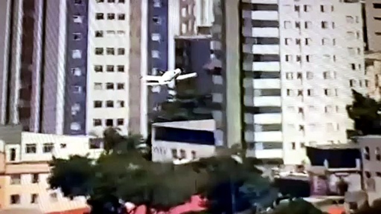 Vídeo mostra momento em que avião cai e atinge prédio em Belo Horizonte
