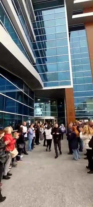 Bayraklı'da memurlardan protesto: Emekçiler sesini Başkan Önal'a duyurmaya çalıştı