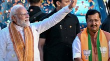 नितिन नवीन के नेतृत्व में भाजपा की बड़ी जीत: पीएम मोदी ने युवा अध्यक्ष को गले लगाकर दी बधाई।