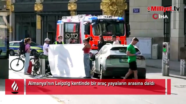 Almanya'nın Leipzig kentinde bir araç yayaların arasına daldı