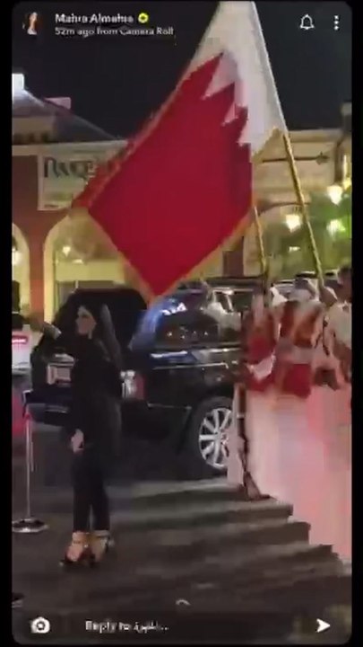 المهرة البحرينية ترقص العرضة ترحيباً بالزوار السعوديين