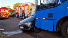 Palio é atingido no meio por ônibus e duas pessoas ficam gravemente feridas na Rua Itajaí