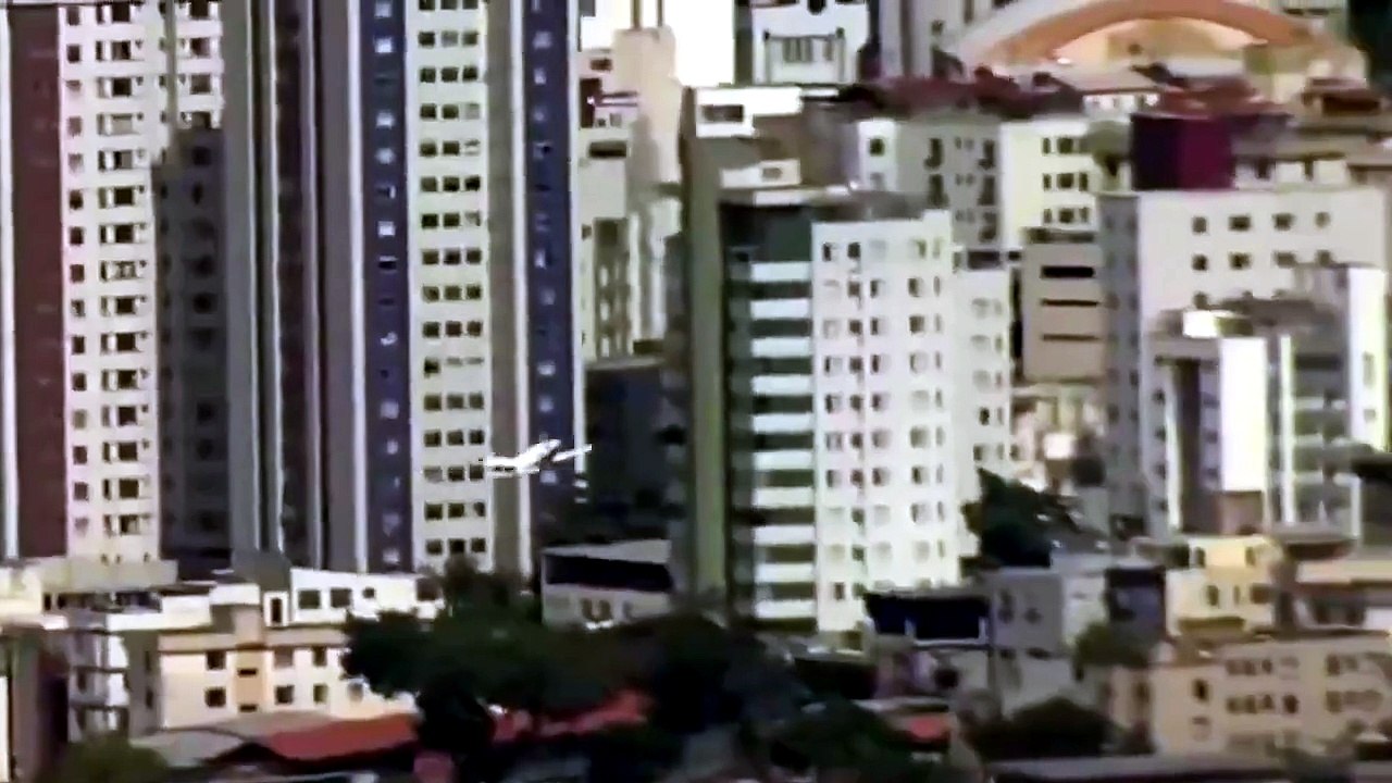 Dos muertos y tres heridos al estrellarse una avioneta contra un edificio en Brasil