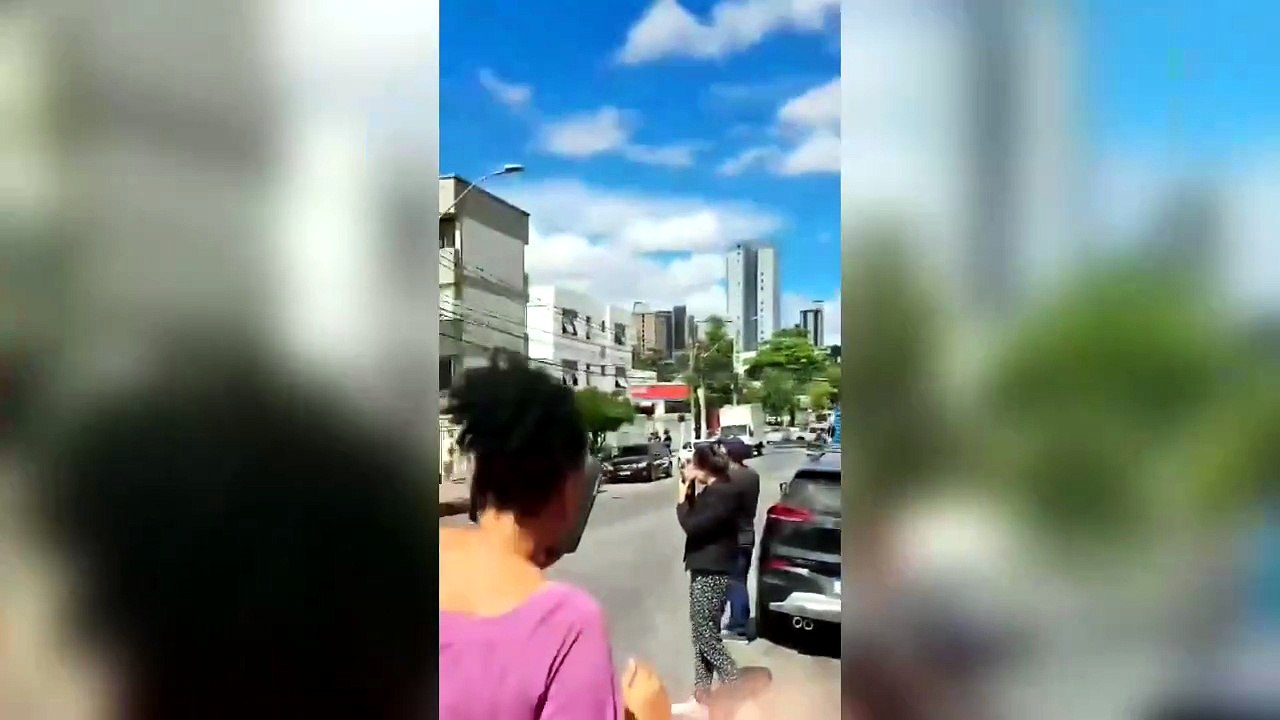 Dos fallecidos y tres heridos al estrellarse una avioneta contra un edificio en Brasil