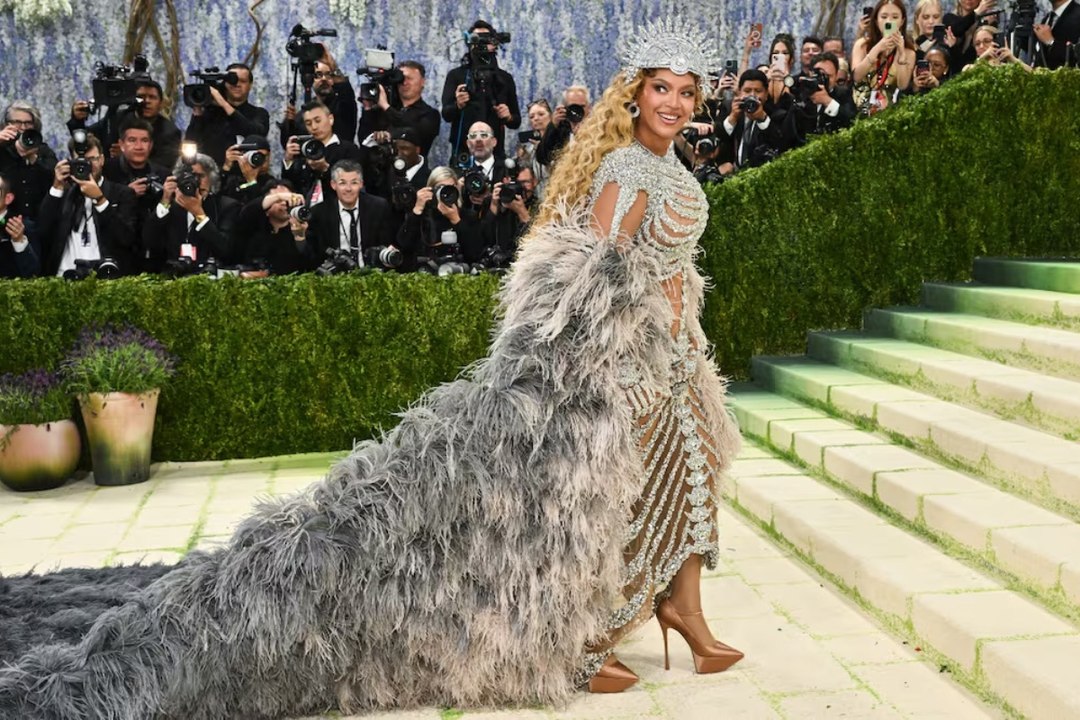 Beyoncé regresa a la Met Gala tras 10 años y roba el protagonismo junto a Blue Ivy