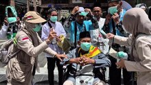 Suhu Makkah Capai 42 Derajat, Petugas Bagikan Masker dan Semprot Air ke Jemaah Haji
