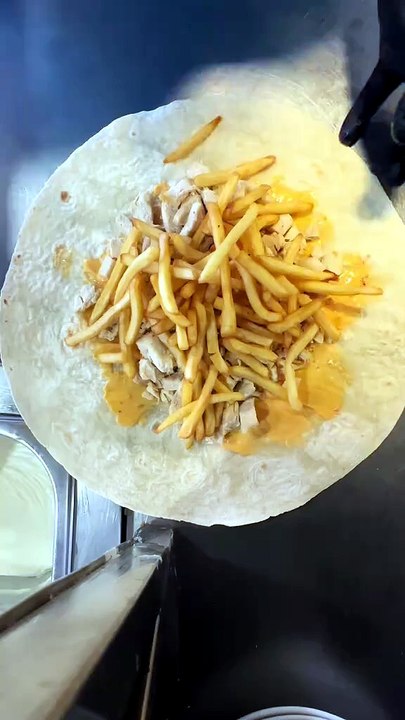 French Tacos Gratiné Cheddar Viande Escalope & Sauce Gruyère & Frites #BR3 #Tacos #Food #Foodies #Foodlover