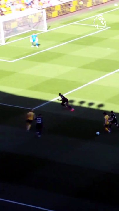 18 ans Mateusz Mane des Wolves a réalisé une passe après dribble pour obtenir un corner