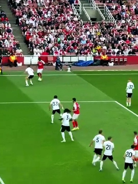 Arsenal bat Fulham 3-0 devance Manchester City de six points avec quatre buts de différence