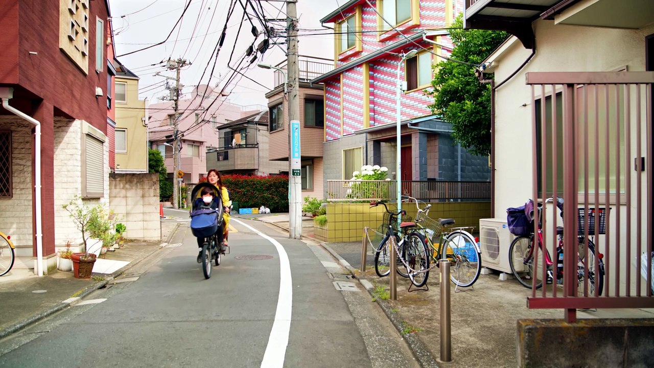 NEVER TOO SMALL: Narrow L-Shaped Tiny House, Central Tokyo 50sqm/538sqft