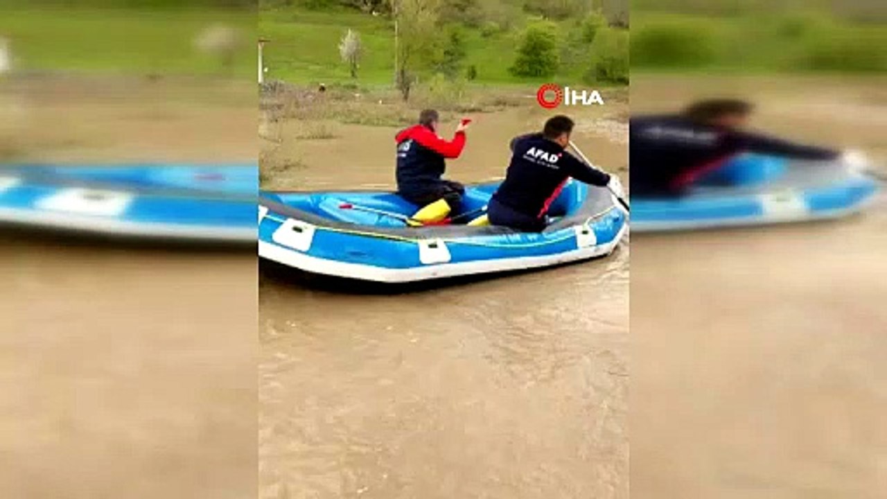 Sağanak yağış sonrası evlerinde mahsur kalanlar botlarla kurtarıldı!