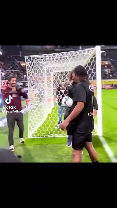 Ronaldinho e quel colpo di tacco di classe...senza neanche accorgersene...