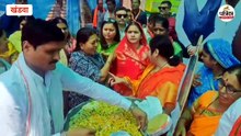 पश्चिम बंगाल चुनाव : बंगाल में भाजपा की प्रचंड जीत पर मना जश्न, झालमुड़ी बांटकर मनाई सरकार बनने की खुशियां
