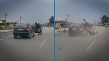 Hatay'da otomobilin motosiklete çarptığı kaza kamerada: 1 ölü, 1 yaralı