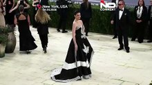 Anne Hathaway, Emily Blunt i Serena Williams na czerwonym dywanie Met Gala